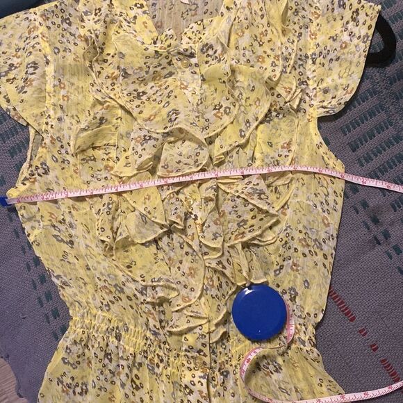 Myths, Sleeveless Yellow Floral Blouse, Buttons down under frills, Size M - Picture 10 of 11